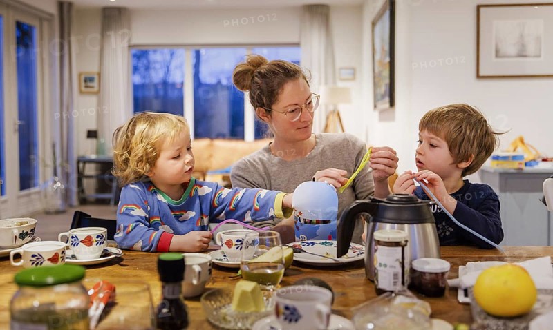 Mother with two children at the table, Oostkapelle, 25.01.2024