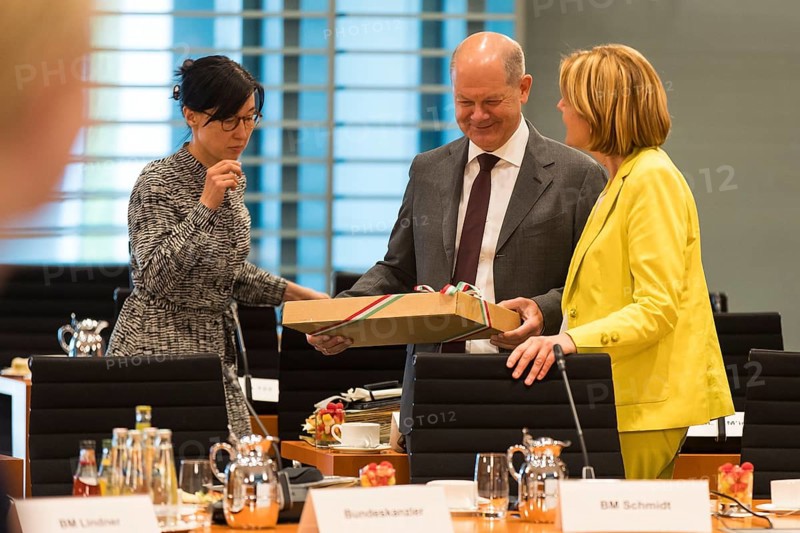 Olaf Scholz (Federal Chancellor, SPD) with gift and Malu Dreyer (Minister President of Rhineland-Palatinate, SPD) in front of the consultations at the Minister Presidents' Conference with the heads of government of the federal states in the Federal Chancellery, Berlin, 20 June 2024