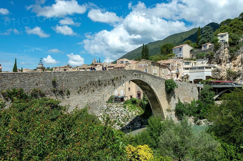 Nyons located in the Baronnies. The old bridge crossing the l'eygues river, Alpes de Haute Provence. Provence-Alpes-Côte d'Azur. France