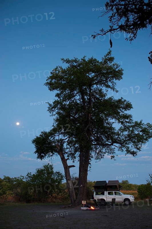 Campfire romance with roof tent and off-road jeep, safari, camping, camping site, fire, campfire, travel, tourism, outdoor, adventure holiday, full moon, Moremi National Park, Botswana, Africa