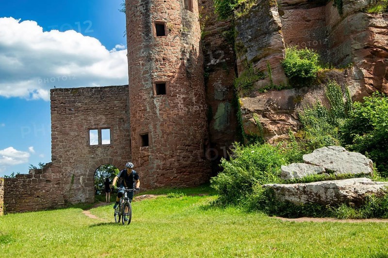 Mountain bikers at Neudahn Castle in the Palatinate Forest
