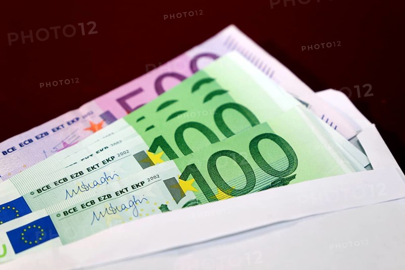 Briefkuvert mit Eurobanknoten (Envelope with euro bank notes)