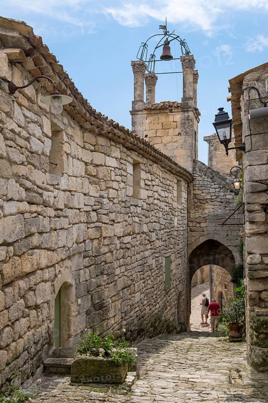 Medieval alley in the village of Lacoste, Vaucluse, Provence Alpes Côte d'Azur, Provence, France, Europe
