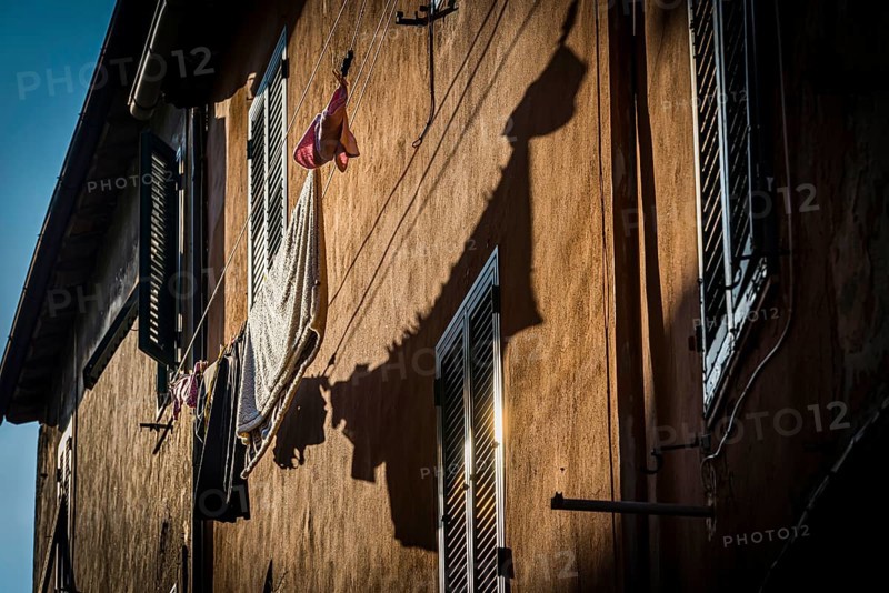 House facade with washing line in the afternoon sun, old town, atmospheric, backlight, sun, evening sun, village, village, Italy, Europe