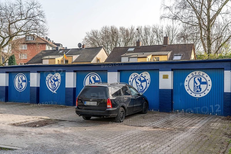 The Schalke Mile, Mile of Tradition, Kurt-Schumacher-Straße in Gelsenkirchen-Schalke, Seitenstrtasse, Hubertusstrasse, garage doors in Schalke look, Gelsenkirchen, North Rhine-Westphalia, Germany, Europe