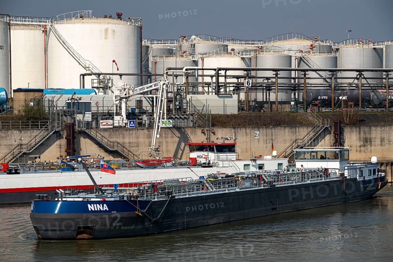 Duisport, Ruhrort harbour, oil island, TanQuid tank farm, for mineral oil products, chemical products, petrochemical products, liquefied gas, cargo ships, tanker, Duisburg, North Rhine-Westphalia, Germany, Europe