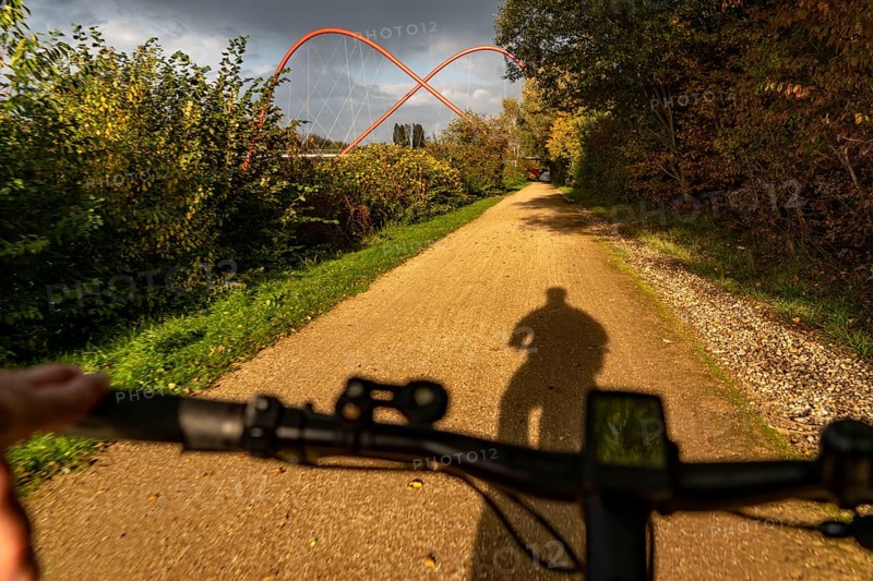 Double bridge over the Rhine-Herne Canal, at Nordsternpark, cycling on the riverside path, Gelsenkirchen, North Rhine-Westphalia, Germany, Europe