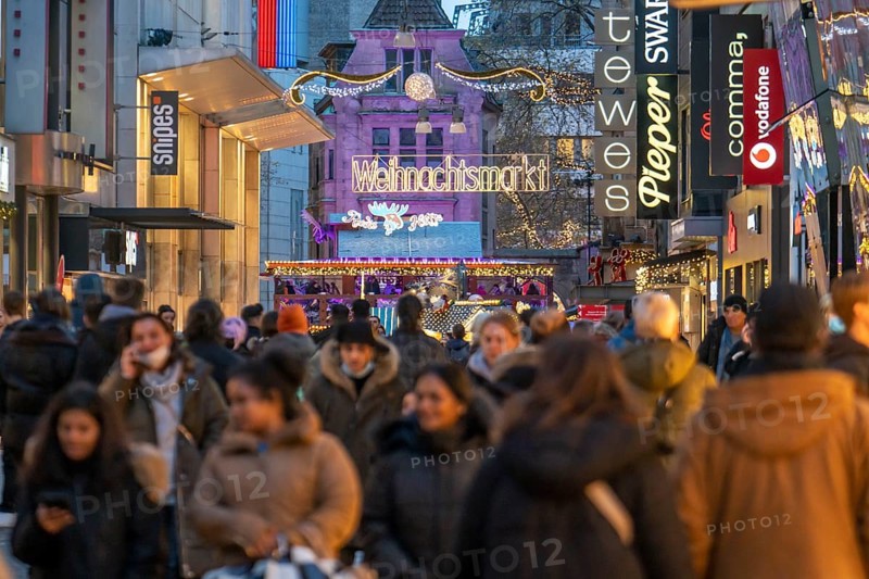 Pre-Christmas time in Dortmund, pedestrian zone, shopping street Westenhellweg, many people go shopping, North Rhine-Westphalia, Germany, Europe