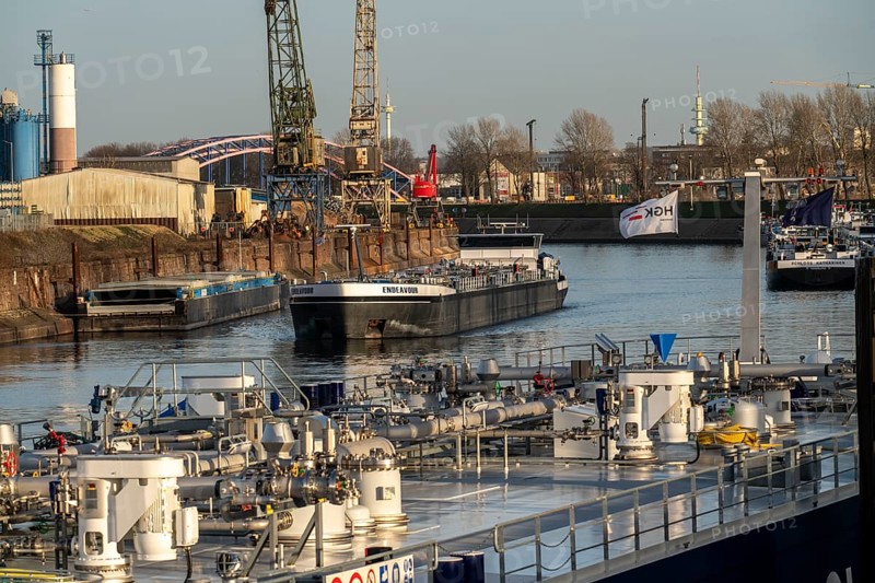 Dutch tanker Endeavour, on its way to the port of Rotterdam, tankers, tankers for liquids, chemicals, crude oil products, lying in the harbour channel, of the port of Duisburg-Ruhrort, at the quay, Duisburg, North Rhine-Westphalia, Germany, Europe