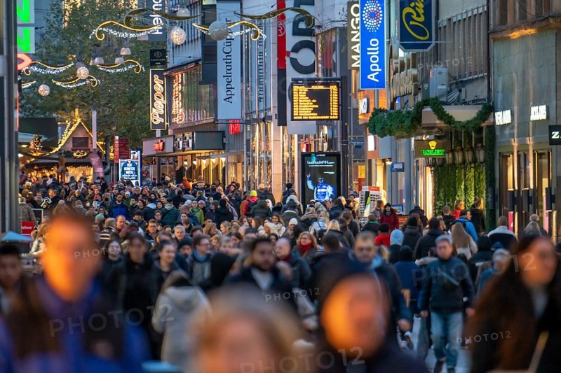 Pre-Christmas time in Dortmund, pedestrian zone, shopping street Westenhellweg, many people go shopping, North Rhine-Westphalia, Germany, Europe