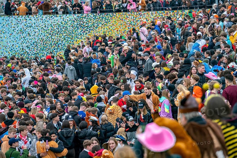 Rose Monday parade in Düsseldorf, after the parade thousands of mostly young people in the old town, on the banks of the Rhine, on the Rhine steps at Burgplatz, North Rhine-Westphalia, Germany, Europe