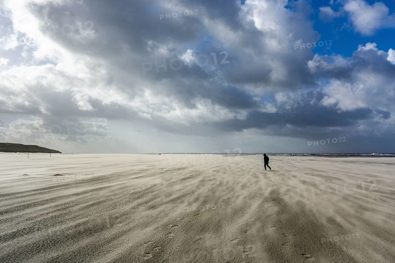 North Sea, Spiekeroog Island, autumn, strong wind drives the sand over the mudflats at low tide, beach walker, west coast of the East Frisian Island, Lower Saxony, Germany, Europe