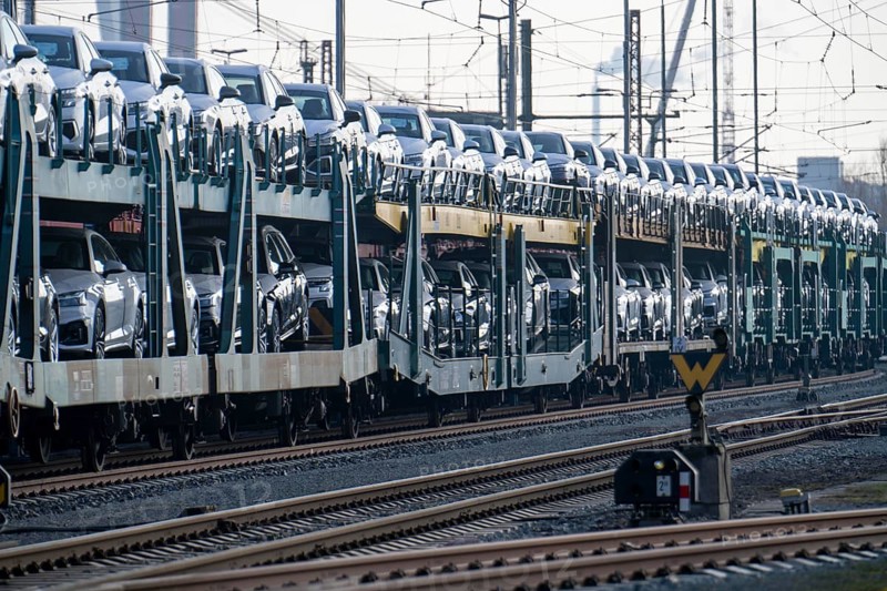 Car train, goods train on its way to the car terminal in Bremerhaven seaport, new German cars for export overseas, Bremerhaven, Bremen, Germany, Europe