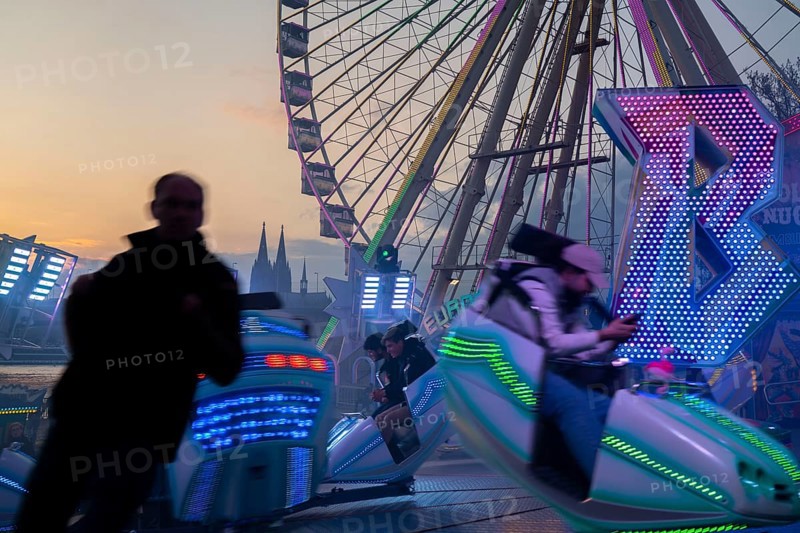 Deutz funfair on the Rhine, at Easter, funfair, break-dancer ride, employees, ticket inspectors, Ferris wheel, Cologne Cathedral, Cologne, North Rhine-Westphalia, Germany, Europe