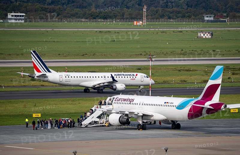 Düsseldorf Airport, Airfrance Hop Embraer ERJ-190 on the taxiway, Eurowings Airbus A320-200 at an outside position, during boarding