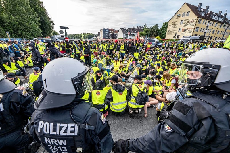 Demonstration against the AFD party conference in Essen, blockade of Alfredstraße, bridge over the A52 motorway, North Rhine-Westphalia, Germany, Europe