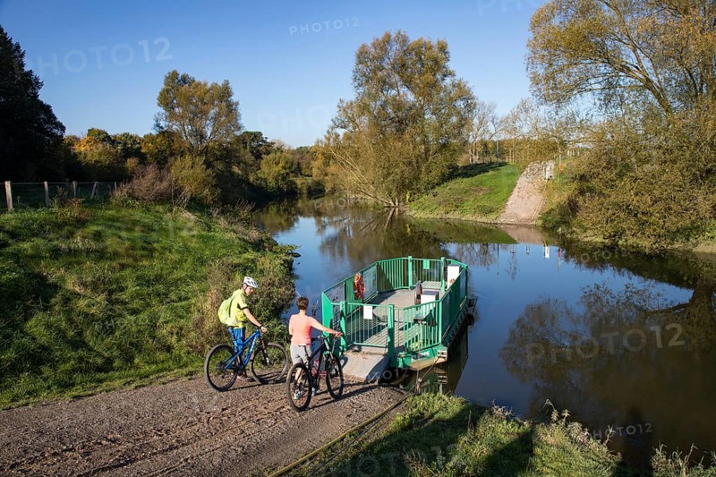 Cyclist, cycle tour, manually operated ferry across the Lippe near Halten am See, on the Römer-Lippe-Route cycle path, North Rhine-Westphalia, Hohe Mark Westmünsterland nature park Park