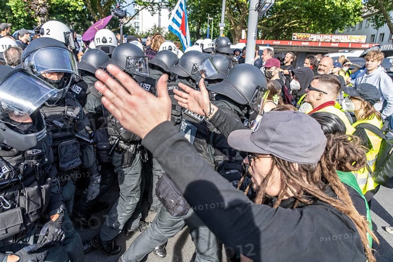 Riots in the run-up to the AFD party conference in Essen, demonstrators try to prevent AFD delegates from entering the Grugahalle, they are led through the demonstrators by a massive police contingent, there were many scuffles, Essen, North Rhine-Westphalia, Germany, Europe