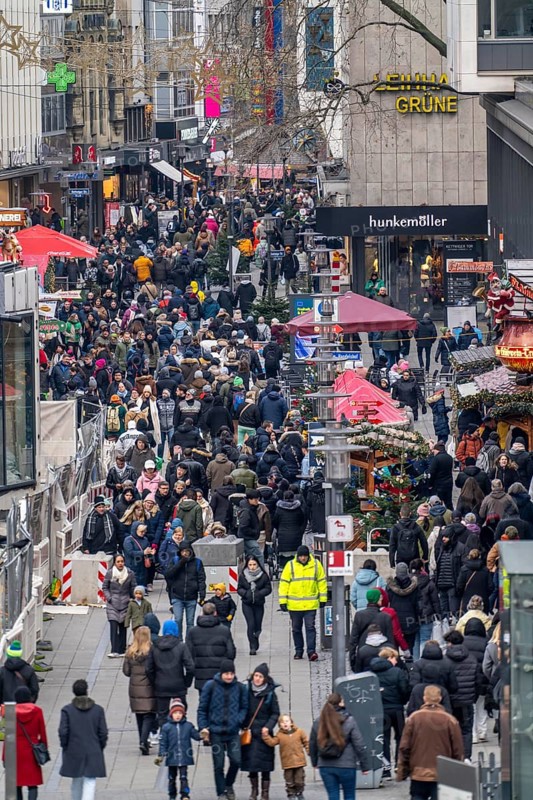 Crowded shopping street in Essen, Kettwig Straße, pedestrian zone, on the first weekend of Advent, North Rhine-Westphalia, Germany, Europe