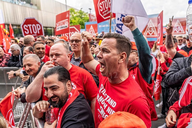Demonstration by many thousands of steelworkers in front of the ThyssenKrupp headquarters in Essen against massive job cuts following the involvement of a foreign investor in the company, massive criticism of Group CEO Miguel López, North Rhine-Westphalia, Germany, Europe