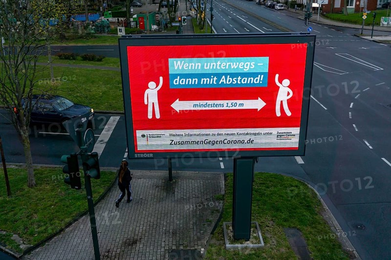 Appeal by the Federal Ministry of Health to keep your distance, advertising campaign, LED roadside screen, digital advertising monitors, effects of the corona crisis in Germany, Essen, on Alfredstraße, B224