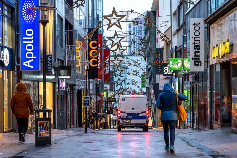 Christmas lockdown in the Corona crisis, empty shopping street, closed shops, hardly any passers-by, Limbecker Straße, Essen, North Rhine-Westphalia, Germany, Europe