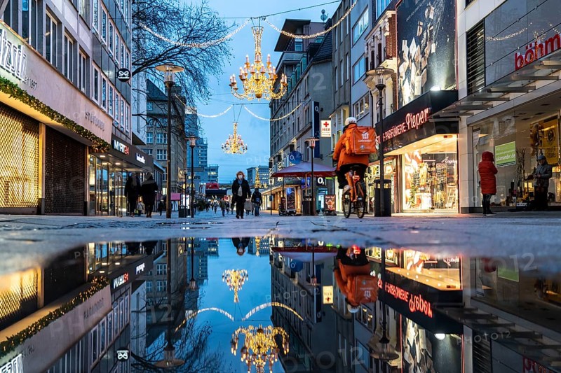 Christmas lockdown in the Corona crisis, empty shopping street, closed shops, hardly any passers-by, pedestrian zone Kettwiger Straße, Essen, North Rhine-Westphalia, Germany, Europe