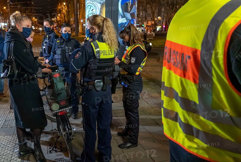 Cooperation of the public order office and the police, check whether the Corona rules are observed, people had no masks on when meeting, compulsory masks, group meeting, Südstadt, Chlodwig Platz in Cologne, North Rhine-Westphalia, Germany, Europe