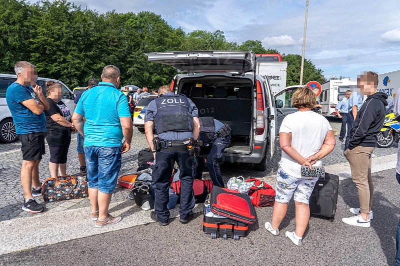 State-wide checks on tourist traffic on the motorways in North Rhine-Westphalia, by police and customs, in particular the safety of motorhomes, caravans, coaches, bicycle racks was checked and the overloading of vehicles checked, in some cases also checked for contraband, motorway service area Hösel near Ratingen, A3, North Rhine-Westphalia, Germany, Europe