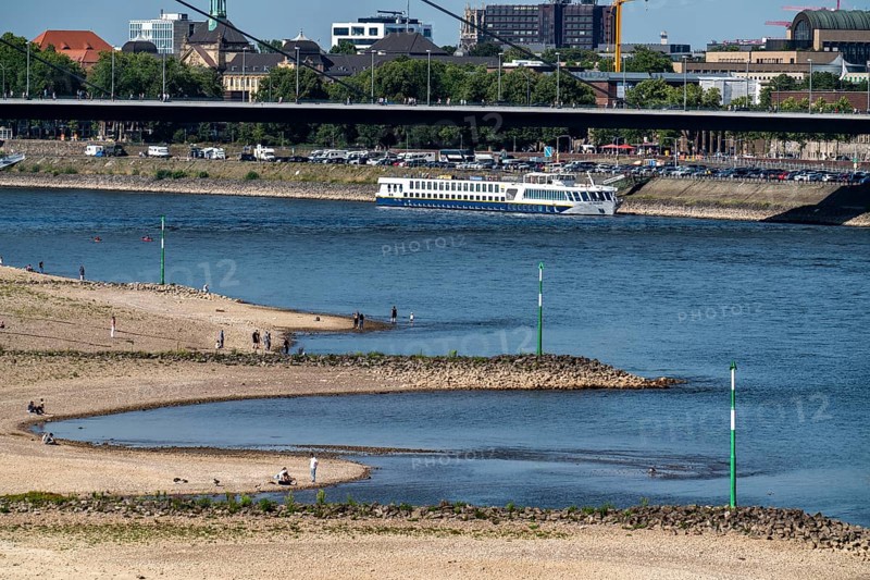 Rhine at Düsseldorf, extremely low water, Rhine level at 81 cm, tendency falling, after a long drought the left bank of the Rhine is dry, at Düsseldorf Oberkassel, view from the Rheinkniebrücke to the Oberkassler Brücke North Rhine-Westphalia, Germany, Europe