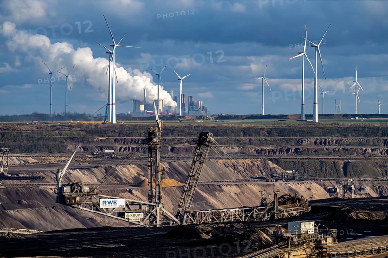 Opencast lignite mine Garzweiler 2, excavator 288, bucket wheel excavator, excavates lignite, considered the largest excavator in the world, behind the Neurath power plant, wind farm, near Jüchen, North Rhine-Westphalia, Germany, Europe