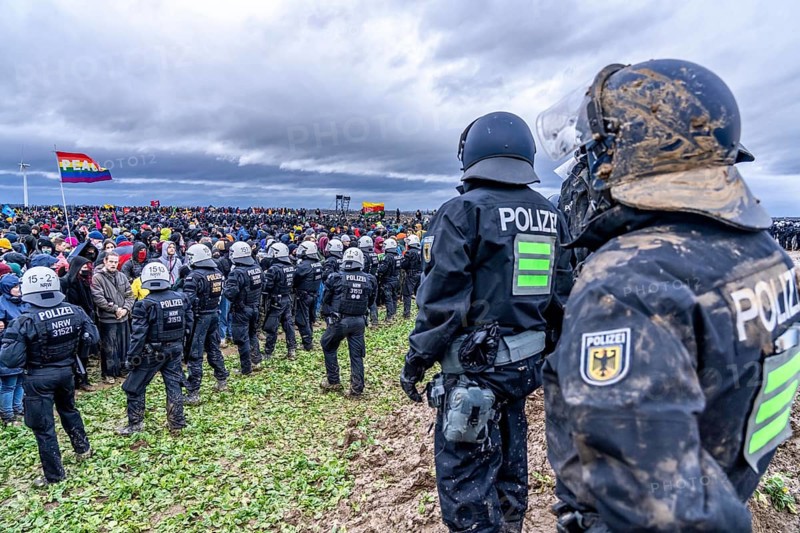 Violent clashes between thousands of demonstrators and the police, after a demonstration against the demolition of the brown coal village of Lützerath, the demonstration participants try to get to the rest of the village, Lützerah, and storm it, the police prevent this with a large contingent of forces, Erkelenz, North Rhine-Westphalia, Germany, Europe