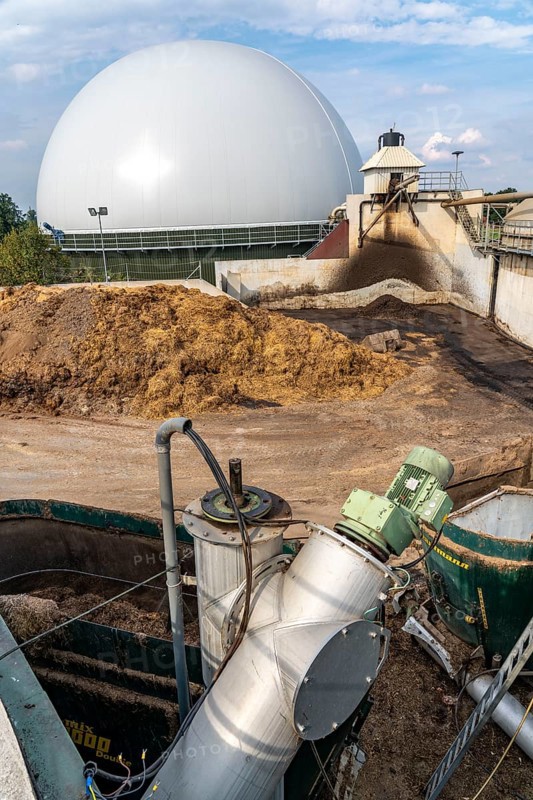 Biogas plant, gas storage, with dome, use of solid manure as energy source, gas pipelines, on a farm near Lippling, close to Delbrück in East Westphalia, in the district of Paderborn, 1.5 megawatts of electrical power, production of district heating for homes in the region, North Rhine-Westphalia, Germany, Europe