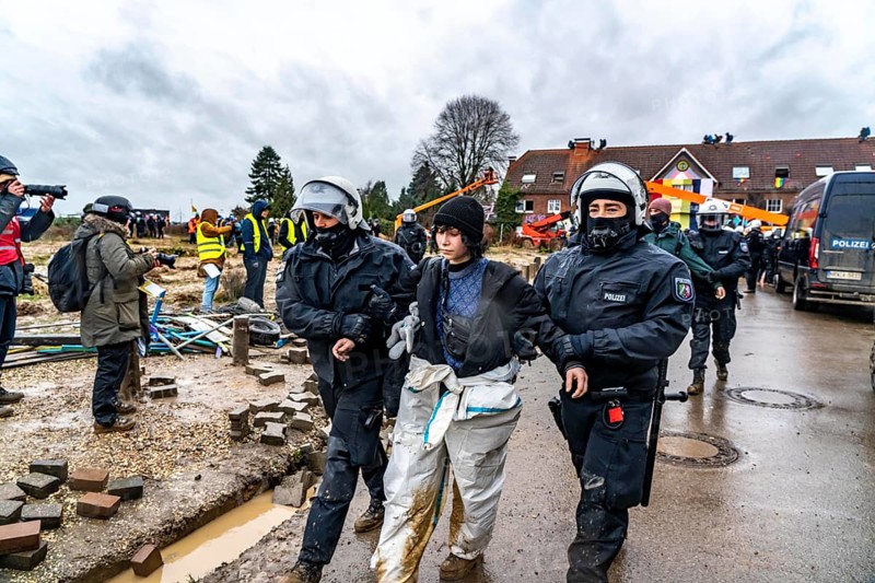 2nd day of the eviction of the Lützerath hamlet, occupied buildings of the former farm, by climate activists at the Garzweiler 2 opencast lignite mine, by the police, Erkelenz, North Rhine-Westphalia, Germany, Europe