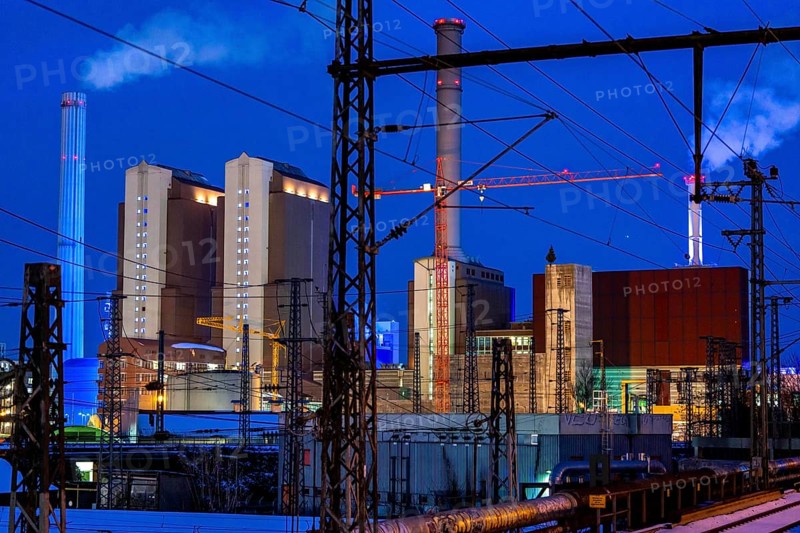 Mainova combined heat and power plant West, burns coal and natural gas to generate electricity and district heating, combined heat and power, evening lighting, Frankfurt am Main, Hesse, Germany, Europe