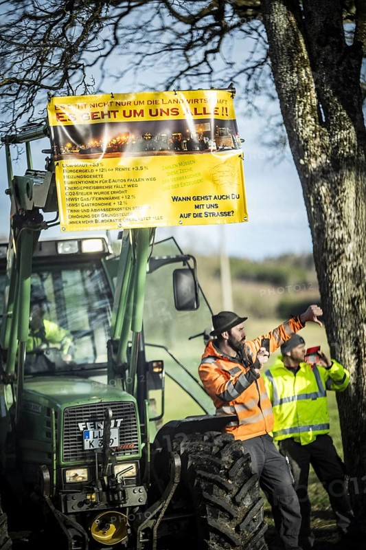 The Federal Minister for Economic Affairs and Climate Protection Robert Habeck visits Bavaria on 16 February 2024, The delegation's convoy is held up by protesting farmers Photographed on behalf of the BMWK