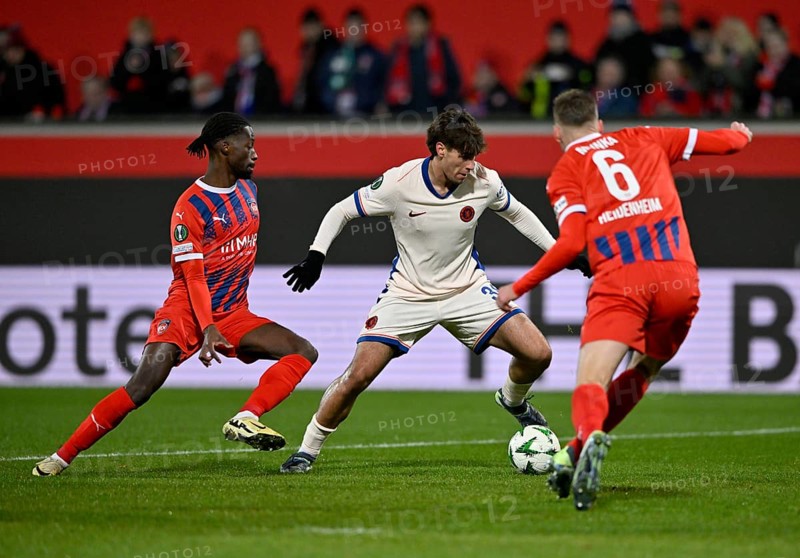 One-on-one, action Marc Guiu Chelsea FC The Blues (38) v Patrick Mainka 1. FC Heidenheim 1846 FCH (06) Omar Haktab Traore 1. FC Heidenheim 1846 FCH (23) Conference League, Voith-Arena, Heidenheim, Baden-Württemberg, Germany, Europe