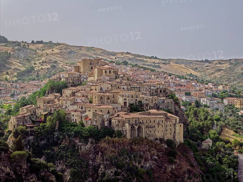 The castle and town of Oriolo, an Italian municipality in the province of Cosenza in the Pollino National Park, UNESCO Global Geopark, in the region of Calabria. The town is a member of the association I borghi più belli d'Italia, the most beautiful places in Italy. Oriolo, Cosenza, Calabria, Southern Italy, Southern Europe