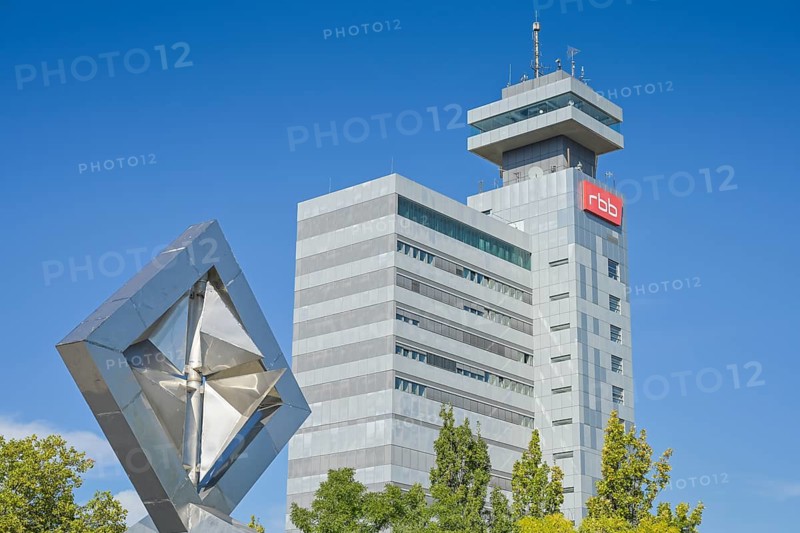 Kinetic sculpture, Games of the Wind by Manrique Césa, Hammarskjöldplatz, RBB, high-rise building, broadcasting centre, Rundfunk Berlin Brandenburg, Masurenallee, Charlottenburg, Berlin, Germany, Europe