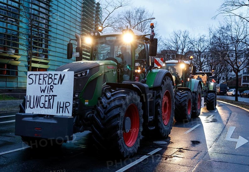 Thousands of farmers demonstrate with their tractors against the planned cancellation of the agricultural diesel subsidy, Berlin, 15.01.2024