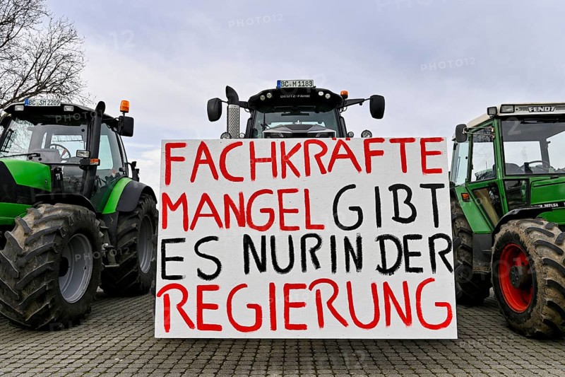 Farmers' protest, protest posters on tractors, tractors, FACHKRÄFTEMANGEL GIBT ES NUR IN DER REGIERUNG Stuttgart, Baden-Württemberg, Germany, Europe