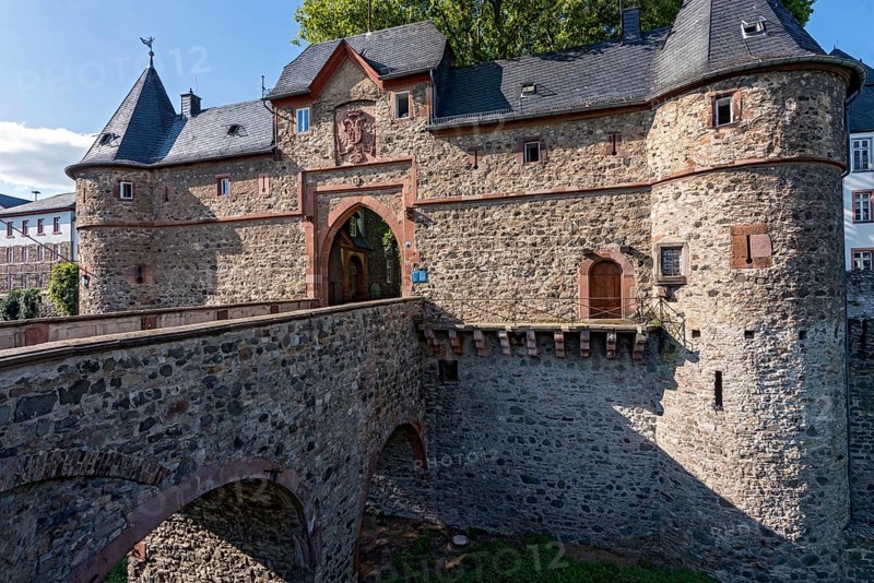 Castle gate, south gate of the medieval Friedberg castle, bridge over castle moat, Hirschgraben, old town, Friedberg, Wetterau, Hesse, Germany, Europe