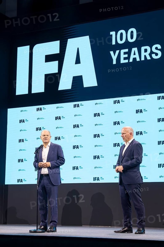 Olaf Scholz (Chancellor of the Federal Republic of Germany, SPD) gives a press statement after the press tour of the IFA (Internationale Funkausstellung) exhibition at the exhibition grounds, Berlin, 06/09/2024