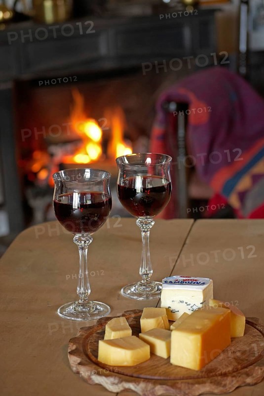 Red wine in glasses, nutrition, food, alcohol, food culture, open fire, romance, cheese platter, Hamburg, Hamburg, Federal Republic of Germany