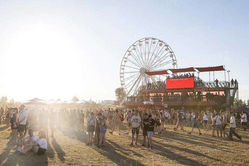 Festival visitors in front of the Ferris wheel and the vantage point of a tobacco vendor at the Highfield Festival on Friday, Lake Störmthal, 16/08/2024