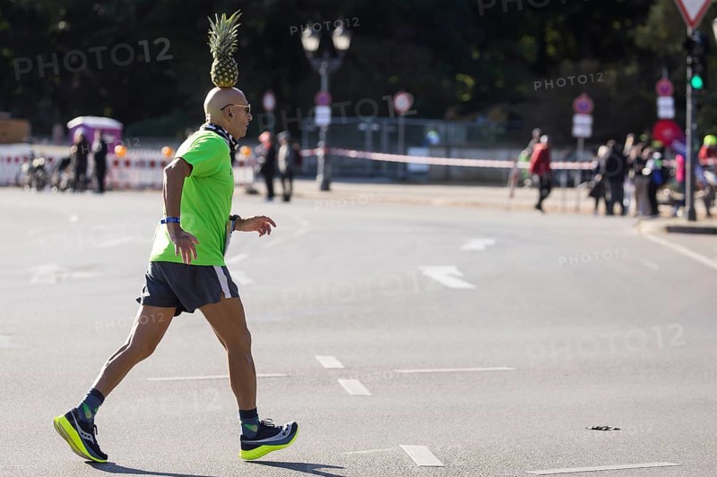 Pineapple Marathon Runner (Moshe Lederfien) balances a pineapple on his head during the run at the 50th BMW Berlin Marathon 2024 on 29 September 2024