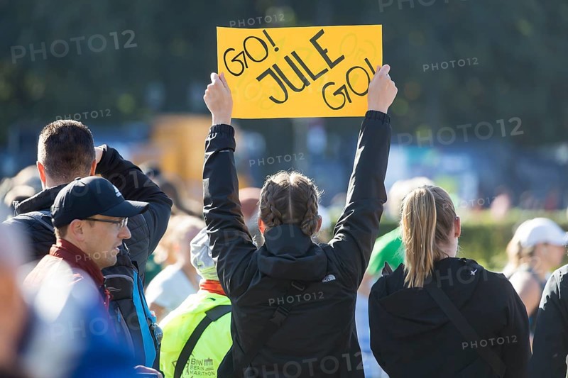 A lady at the edge of the course holds a sign Go! Jule Go! at the 50th BMW Berlin Marathon 2024 on 29.09.2024