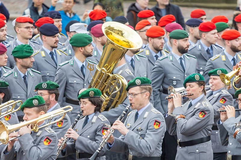 Public roll call of the Army Officers' School on Theatre Square: Bundeswehr honours and bids farewell to young soldiers, Dresden, Saxony, Germany, Europe