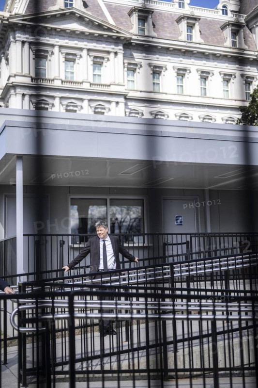 Federal Minister for Economic Affairs and Climate Protection Robert Habeck's trip to the USA from 06-10 March 2024 At the gate to the White House in Washington, Habeck waits for the delegation on 07 March 2024