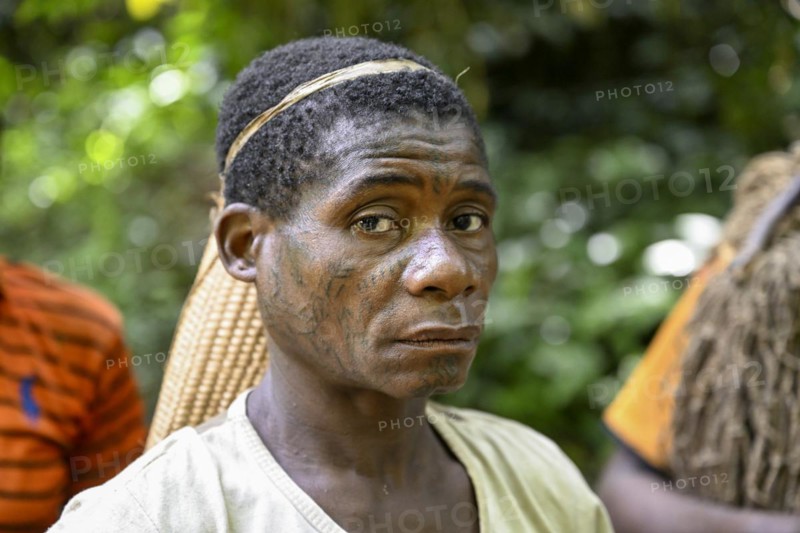 Pygmy woman of the Baka or BaAka people with a basket, Dzanga-Sangha Special Dense Forest Reserve, Sangha-Mbaéré Prefecture, Central African Republic, Africa